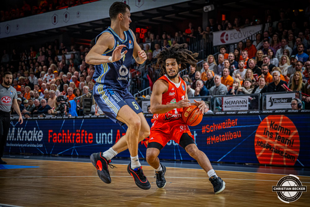 1. Basketball Bundesliga, easyCredit BBL, Saison 2024/2025, Herren, Hauptrunde, 9. Spieltag, 17.11.2024, RASTA Vechta -  ALBA Berlin
Tyger Campbell (#10 - RASTA Vechta) in Aktion gegen Yanni Wetzell (#5 - ALBA Berlin)
Schlüsselwörter: 1. Bundesliga;17.11.2024;9. Spieltag;ALBA;BBL;Basketball;Berlin;Hauptrunde;Liga;RASTA;RASTA Dome;Saison 2024/2025;Vechta;easycredit