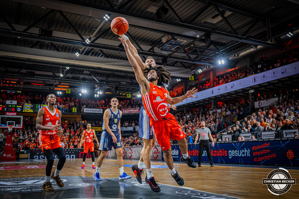 1. Basketball Bundesliga, easyCredit BBL, Saison 2024/2025, Herren, Hauptrunde, 9. Spieltag, 17.11.2024, RASTA Vechta -  ALBA Berlin
Tyger Campbell (#10 - RASTA Vechta) beim Korbleger gegen Yanni Wetzell (#5 - ALBA Berlin)
Schlüsselwörter: 1. Bundesliga;17.11.2024;9. Spieltag;ALBA;BBL;Basketball;Berlin;Hauptrunde;Liga;RASTA;RASTA Dome;Saison 2024/2025;Vechta;easycredit