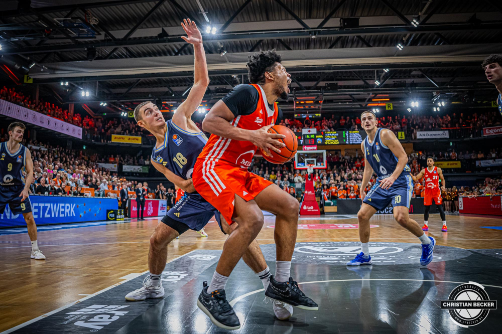 1. Basketball Bundesliga, easyCredit BBL, Saison 2024/2025, Herren, Hauptrunde, 9. Spieltag, 17.11.2024, RASTA Vechta -  ALBA Berlin
Jayden Gardner (#1 - RASTA Vechta) in Aktion gegen Ziga Samar (#18 - ALBA Berlin)
Schlüsselwörter: 1. Bundesliga;17.11.2024;9. Spieltag;ALBA;BBL;Basketball;Berlin;Hauptrunde;Liga;RASTA;RASTA Dome;Saison 2024/2025;Vechta;easycredit