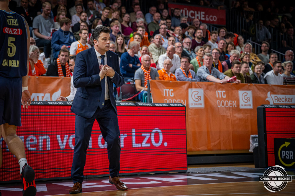 1. Basketball Bundesliga, easyCredit BBL, Saison 2024/2025, Herren, Hauptrunde, 9. Spieltag, 17.11.2024, RASTA Vechta -  ALBA Berlin
Israel Gonzalez (Headcoach ALBA Berlin) w&auml;hrend der Partie
Schlüsselwörter: 1. Bundesliga;17.11.2024;9. Spieltag;ALBA;BBL;Basketball;Berlin;Hauptrunde;Liga;RASTA;RASTA Dome;Saison 2024/2025;Vechta;easycredit