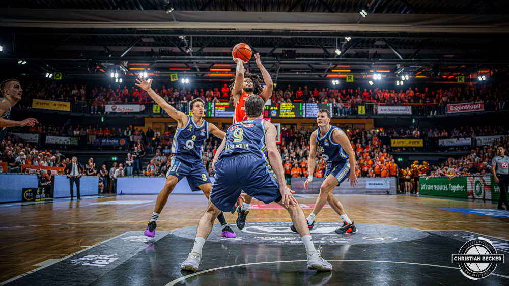 1. Basketball Bundesliga, easyCredit BBL, Saison 2024/2025, Herren, Hauptrunde, 9. Spieltag, 17.11.2024, RASTA Vechta -  ALBA Berlin
Tyger Campbell (#10 - RASTA Vechta) beim Jumpshot
Schlüsselwörter: 1. Bundesliga;17.11.2024;9. Spieltag;ALBA;BBL;Basketball;Berlin;Hauptrunde;Liga;RASTA;RASTA Dome;Saison 2024/2025;Vechta;easycredit