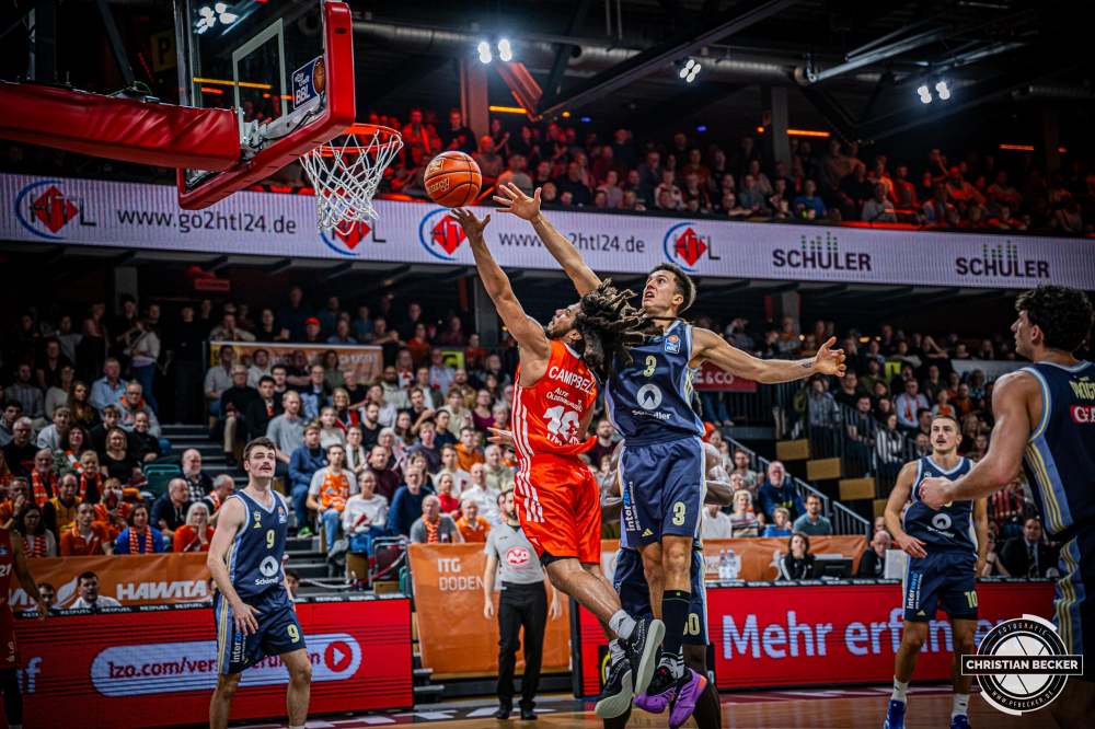 1. Basketball Bundesliga, easyCredit BBL, Saison 2024/2025, Herren, Hauptrunde, 9. Spieltag, 17.11.2024, RASTA Vechta -  ALBA Berlin
Tyger Campbell (#10 - RASTA Vechta) beim Korbleger gegen Matteo Spagnolo (#3 - ALBA Berlin)
Schlüsselwörter: 1. Bundesliga;17.11.2024;9. Spieltag;ALBA;BBL;Basketball;Berlin;Hauptrunde;Liga;RASTA;RASTA Dome;Saison 2024/2025;Vechta;easycredit