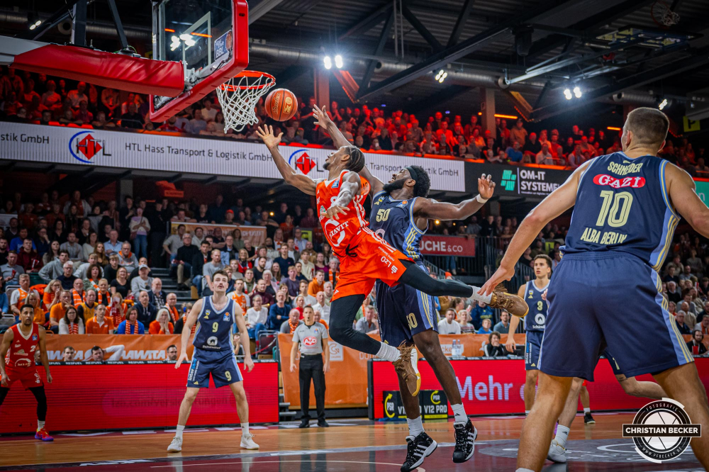 1. Basketball Bundesliga, easyCredit BBL, Saison 2024/2025, Herren, Hauptrunde, 9. Spieltag, 17.11.2024, RASTA Vechta -  ALBA Berlin
Brandon Randolph (#8 - RASTA Vechta) beim Korbleger gegen Trevion Williams (#50 - ALBA Berlin)
Schlüsselwörter: 1. Bundesliga;17.11.2024;9. Spieltag;ALBA;BBL;Basketball;Berlin;Hauptrunde;Liga;RASTA;RASTA Dome;Saison 2024/2025;Vechta;easycredit