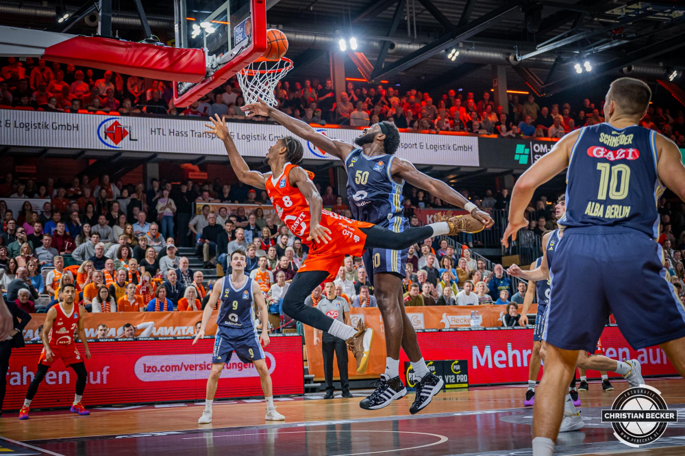 1. Basketball Bundesliga, easyCredit BBL, Saison 2024/2025, Herren, Hauptrunde, 9. Spieltag, 17.11.2024, RASTA Vechta -  ALBA Berlin
Brandon Randolph (#8 - RASTA Vechta) beim Korbleger gegen Trevion Williams (#50 - ALBA Berlin)
Schlüsselwörter: 1. Bundesliga;17.11.2024;9. Spieltag;ALBA;BBL;Basketball;Berlin;Hauptrunde;Liga;RASTA;RASTA Dome;Saison 2024/2025;Vechta;easycredit
