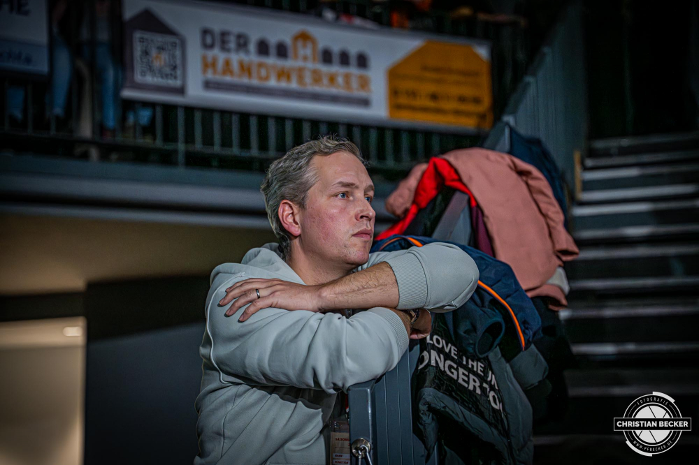 1. Basketball Bundesliga, easyCredit BBL, Saison 2024/2025, Herren, Hauptrunde, 9. Spieltag, 17.11.2024, RASTA Vechta -  ALBA Berlin
J&ouml;rn Bente (PR-Manager - RASTA Vechta) w&auml;hrend der Partie
Schlüsselwörter: 1. Bundesliga;17.11.2024;9. Spieltag;ALBA;BBL;Basketball;Berlin;Hauptrunde;Liga;RASTA;RASTA Dome;Saison 2024/2025;Vechta;easycredit