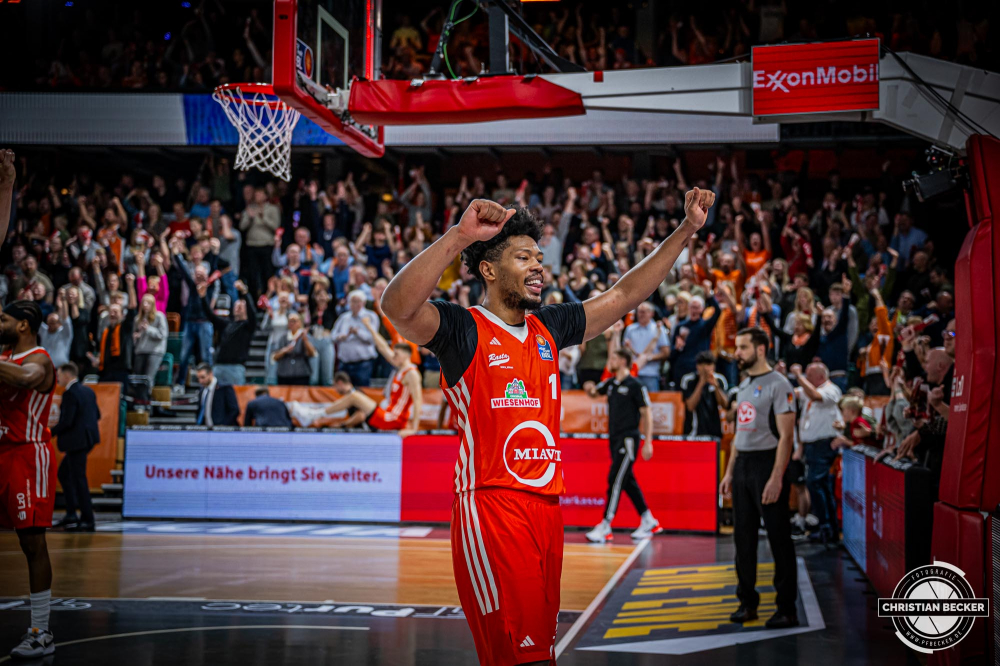 1. Basketball Bundesliga, easyCredit BBL, Saison 2024/2025, Herren, Hauptrunde, 9. Spieltag, 17.11.2024, RASTA Vechta -  ALBA Berlin
Jayden Gardner (#1 - RASTA Vechta) zeigt Emotionen nach der Partie
Schlüsselwörter: 1. Bundesliga;17.11.2024;9. Spieltag;ALBA;BBL;Basketball;Berlin;Hauptrunde;Liga;RASTA;RASTA Dome;Saison 2024/2025;Vechta;easycredit