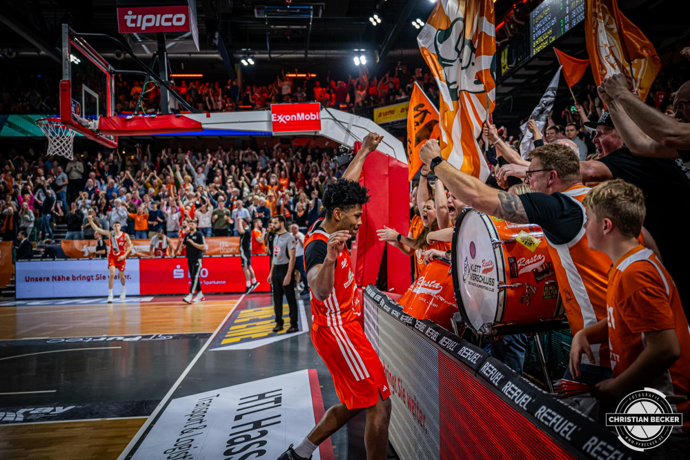 1. Basketball Bundesliga, easyCredit BBL, Saison 2024/2025, Herren, Hauptrunde, 9. Spieltag, 17.11.2024, RASTA Vechta -  ALBA Berlin
Jayden Gardner (#1 - RASTA Vechta) zeigt Emotionen nach der Partie
Schlüsselwörter: 1. Bundesliga;17.11.2024;9. Spieltag;ALBA;BBL;Basketball;Berlin;Hauptrunde;Liga;RASTA;RASTA Dome;Saison 2024/2025;Vechta;easycredit