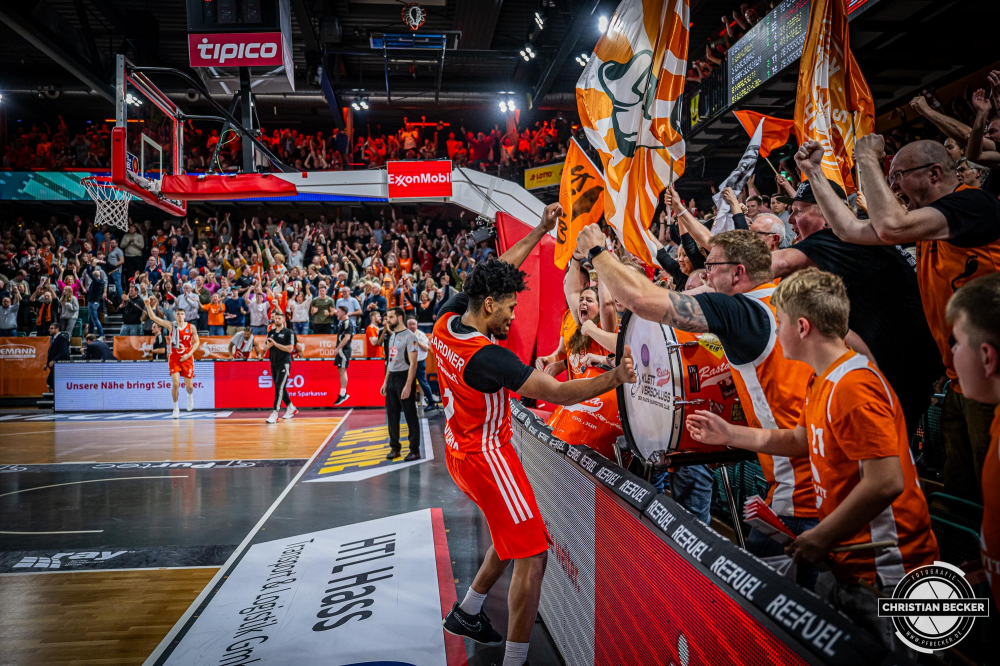 1. Basketball Bundesliga, easyCredit BBL, Saison 2024/2025, Herren, Hauptrunde, 9. Spieltag, 17.11.2024, RASTA Vechta -  ALBA Berlin
Jayden Gardner (#1 - RASTA Vechta) zeigt Emotionen nach der Partie
Schlüsselwörter: 1. Bundesliga;17.11.2024;9. Spieltag;ALBA;BBL;Basketball;Berlin;Hauptrunde;Liga;RASTA;RASTA Dome;Saison 2024/2025;Vechta;easycredit