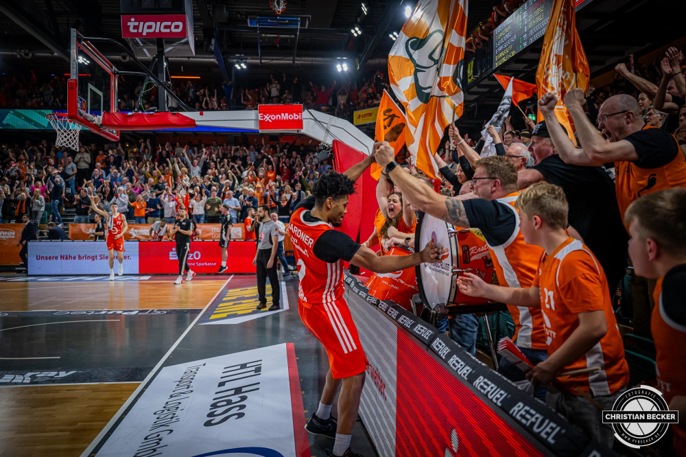 1. Basketball Bundesliga, easyCredit BBL, Saison 2024/2025, Herren, Hauptrunde, 9. Spieltag, 17.11.2024, RASTA Vechta -  ALBA Berlin
Jayden Gardner (#1 - RASTA Vechta) zeigt Emotionen nach der Partie
Schlüsselwörter: 1. Bundesliga;17.11.2024;9. Spieltag;ALBA;BBL;Basketball;Berlin;Hauptrunde;Liga;RASTA;RASTA Dome;Saison 2024/2025;Vechta;easycredit