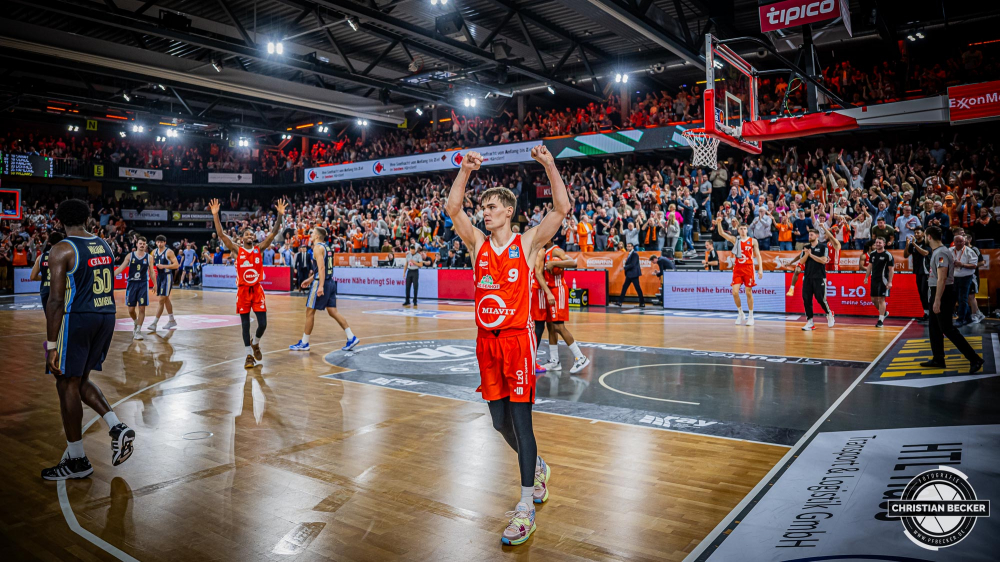 1. Basketball Bundesliga, easyCredit BBL, Saison 2024/2025, Herren, Hauptrunde, 9. Spieltag, 17.11.2024, RASTA Vechta -  ALBA Berlin
Joschka Ferner (#9 - RASTA Vechta) zeigt Emotionen nach der Partie
Schlüsselwörter: 1. Bundesliga;17.11.2024;9. Spieltag;ALBA;BBL;Basketball;Berlin;Hauptrunde;Liga;RASTA;RASTA Dome;Saison 2024/2025;Vechta;easycredit