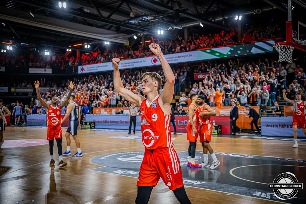 1. Basketball Bundesliga, easyCredit BBL, Saison 2024/2025, Herren, Hauptrunde, 9. Spieltag, 17.11.2024, RASTA Vechta -  ALBA Berlin
Joschka Ferner (#9 - RASTA Vechta) zeigt Emotionen nach der Partie
Schlüsselwörter: 1. Bundesliga;17.11.2024;9. Spieltag;ALBA;BBL;Basketball;Berlin;Hauptrunde;Liga;RASTA;RASTA Dome;Saison 2024/2025;Vechta;easycredit