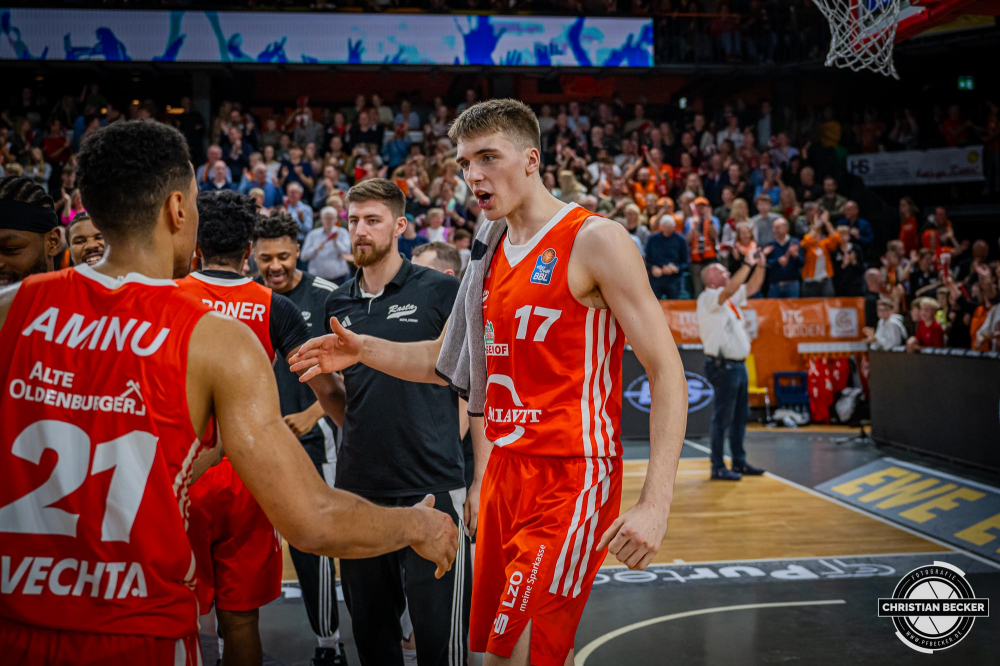 1. Basketball Bundesliga, easyCredit BBL, Saison 2024/2025, Herren, Hauptrunde, 9. Spieltag, 17.11.2024, RASTA Vechta -  ALBA Berlin
Johann Gr&uuml;nloh (#17 - RASTA Vechta) nach der Partie
Schlüsselwörter: 1. Bundesliga;17.11.2024;9. Spieltag;ALBA;BBL;Basketball;Berlin;Hauptrunde;Liga;RASTA;RASTA Dome;Saison 2024/2025;Vechta;easycredit