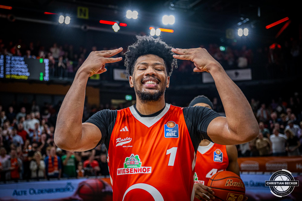1. Basketball Bundesliga, easyCredit BBL, Saison 2024/2025, Herren, Hauptrunde, 9. Spieltag, 17.11.2024, RASTA Vechta -  ALBA Berlin
Jayden Gardner (#1 - RASTA Vechta) zeigt Emotionen nach der Partie
Schlüsselwörter: 1. Bundesliga;17.11.2024;9. Spieltag;ALBA;BBL;Basketball;Berlin;Hauptrunde;Liga;RASTA;RASTA Dome;Saison 2024/2025;Vechta;easycredit