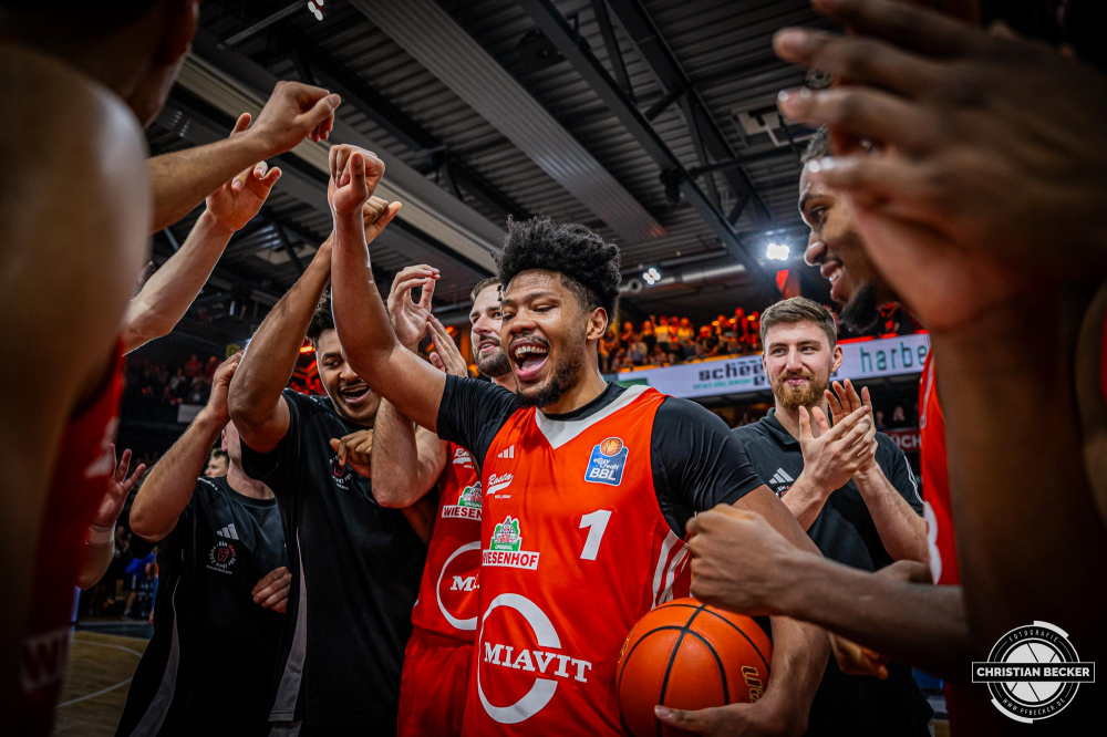 1. Basketball Bundesliga, easyCredit BBL, Saison 2024/2025, Herren, Hauptrunde, 9. Spieltag, 17.11.2024, RASTA Vechta -  ALBA Berlin
Jayden Gardner (#1 - RASTA Vechta) zeigt Emotionen nach der Partie
Schlüsselwörter: 1. Bundesliga;17.11.2024;9. Spieltag;ALBA;BBL;Basketball;Berlin;Hauptrunde;Liga;RASTA;RASTA Dome;Saison 2024/2025;Vechta;easycredit