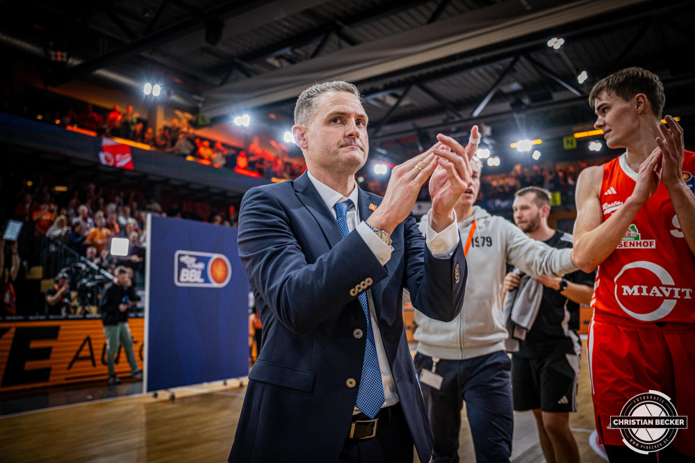 1. Basketball Bundesliga, easyCredit BBL, Saison 2024/2025, Herren, Hauptrunde, 9. Spieltag, 17.11.2024, RASTA Vechta -  ALBA Berlin
Martin Schiller (Headcoach - RASTA Vechta) nach der Partie
Schlüsselwörter: 1. Bundesliga;17.11.2024;9. Spieltag;ALBA;BBL;Basketball;Berlin;Hauptrunde;Liga;RASTA;RASTA Dome;Saison 2024/2025;Vechta;easycredit