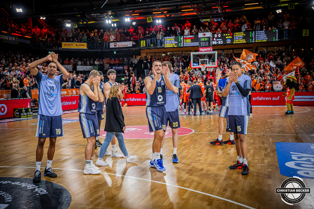 1. Basketball Bundesliga, easyCredit BBL, Saison 2024/2025, Herren, Hauptrunde, 9. Spieltag, 17.11.2024, RASTA Vechta -  ALBA Berlin
Das Team von ALBA Berlin nach der Partie
Schlüsselwörter: 1. Bundesliga;17.11.2024;9. Spieltag;ALBA;BBL;Basketball;Berlin;Hauptrunde;Liga;RASTA;RASTA Dome;Saison 2024/2025;Vechta;easycredit