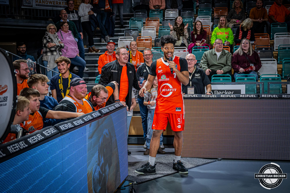 1. Basketball Bundesliga, easyCredit BBL, Saison 2024/2025, Herren, Hauptrunde, 9. Spieltag, 17.11.2024, RASTA Vechta -  ALBA Berlin
Jayden Gardner (#1 - RASTA Vechta) bei der Humba
Schlüsselwörter: 1. Bundesliga;17.11.2024;9. Spieltag;ALBA;BBL;Basketball;Berlin;Hauptrunde;Liga;RASTA;RASTA Dome;Saison 2024/2025;Vechta;easycredit