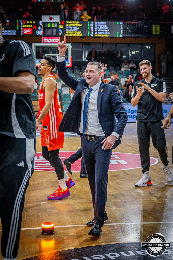 1. Basketball Bundesliga, easyCredit BBL, Saison 2024/2025, Herren, Hauptrunde, 9. Spieltag, 17.11.2024, RASTA Vechta -  ALBA Berlin
Martin Schiller (Headcoach - RASTA Vechta) zeigt Emotionen nach der Partie
Schlüsselwörter: 1. Bundesliga;17.11.2024;9. Spieltag;ALBA;BBL;Basketball;Berlin;Hauptrunde;Liga;RASTA;RASTA Dome;Saison 2024/2025;Vechta;easycredit