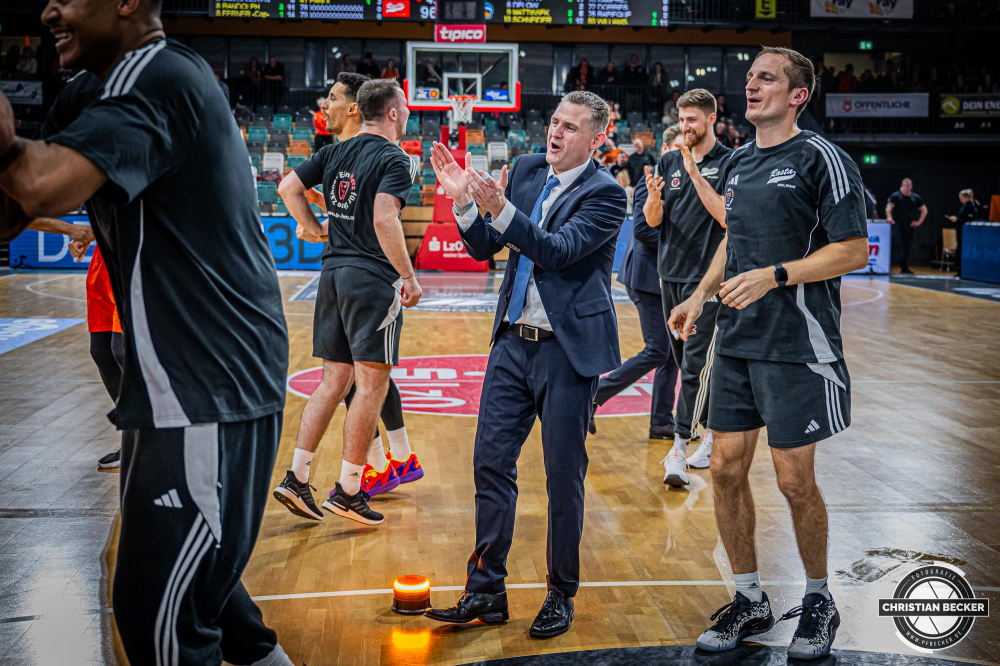 1. Basketball Bundesliga, easyCredit BBL, Saison 2024/2025, Herren, Hauptrunde, 9. Spieltag, 17.11.2024, RASTA Vechta -  ALBA Berlin
Martin Schiller (Headcoach - RASTA Vechta) zeigt Emotionen nach der Partie
Schlüsselwörter: 1. Bundesliga;17.11.2024;9. Spieltag;ALBA;BBL;Basketball;Berlin;Hauptrunde;Liga;RASTA;RASTA Dome;Saison 2024/2025;Vechta;easycredit
