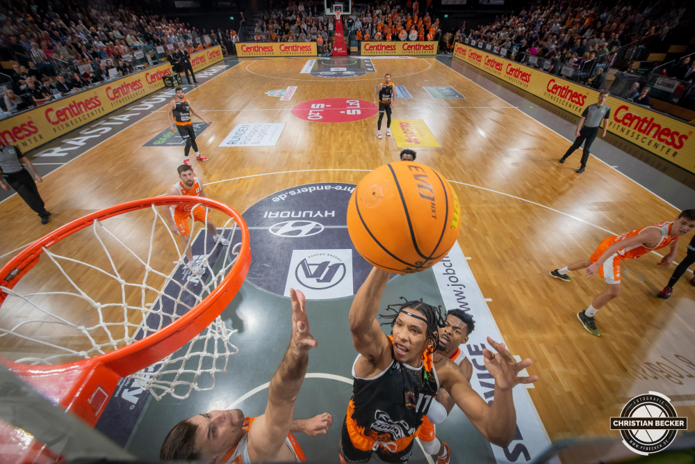 2. Basketball Bundesliga, Hauptrunde, 4. Spieltag, 22.10.22, RASTA Vechta - Wiha Panthers Schwenningen
RASTA Vechta gegen Wiha Panthers Schwenningen
Schlüsselwörter: 2. Bundesliga;22.10.22;4. Spieltag;Barmer;Basketball;Hauptrunde;Liga;Panthers;RASTA;RASTA Dome;Saison 2022/2023;Schwenningen;Vechta;Wiha