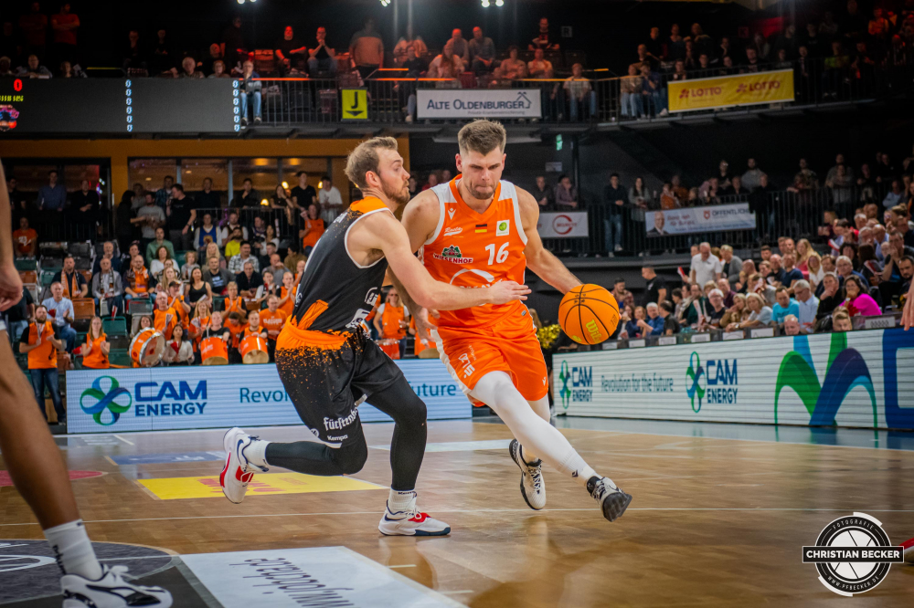 2. Basketball Bundesliga, Hauptrunde, 4. Spieltag, 22.10.22, RASTA Vechta - Wiha Panthers Schwenningen
#16, Julius Wolf (GER), Forward bei RASTA Vechta in Aktion w&auml;hrend der Partie zwischen RASTA Vechta und Wiha Panthers Schwenningen
Schlüsselwörter: 2. Bundesliga;22.10.22;4. Spieltag;Barmer;Basketball;Hauptrunde;Liga;Panthers;RASTA;RASTA Dome;Saison 2022/2023;Schwenningen;Vechta;Wiha