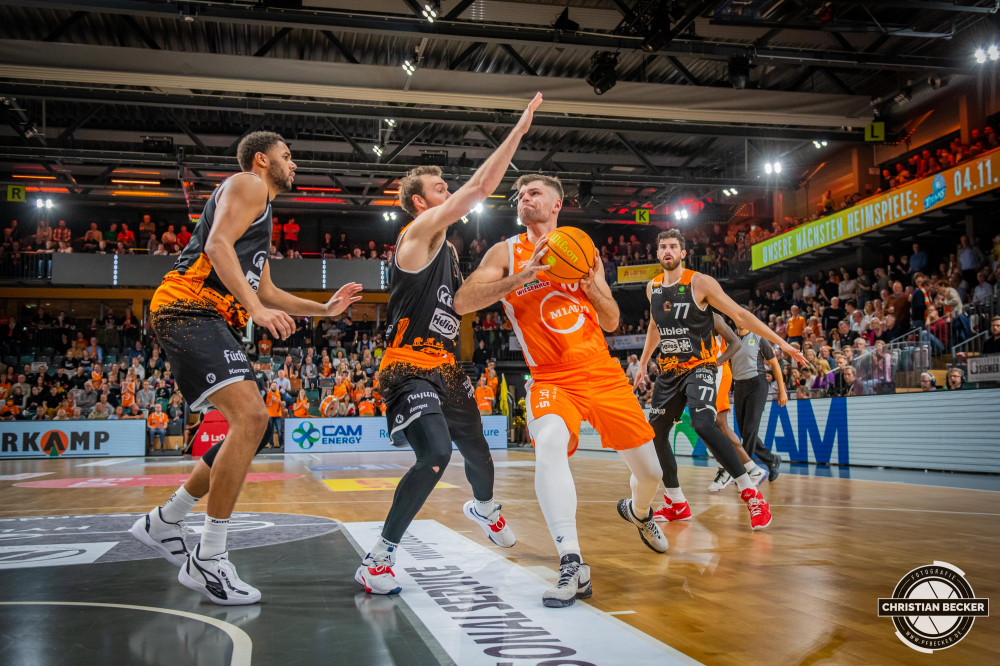 2. Basketball Bundesliga, Hauptrunde, 4. Spieltag, 22.10.22, RASTA Vechta - Wiha Panthers Schwenningen
#16, Julius Wolf (GER), Forward bei RASTA Vechta in Aktion w&auml;hrend der Partie zwischen RASTA Vechta und Wiha Panthers Schwenningen
Schlüsselwörter: 2. Bundesliga;22.10.22;4. Spieltag;Barmer;Basketball;Hauptrunde;Liga;Panthers;RASTA;RASTA Dome;Saison 2022/2023;Schwenningen;Vechta;Wiha