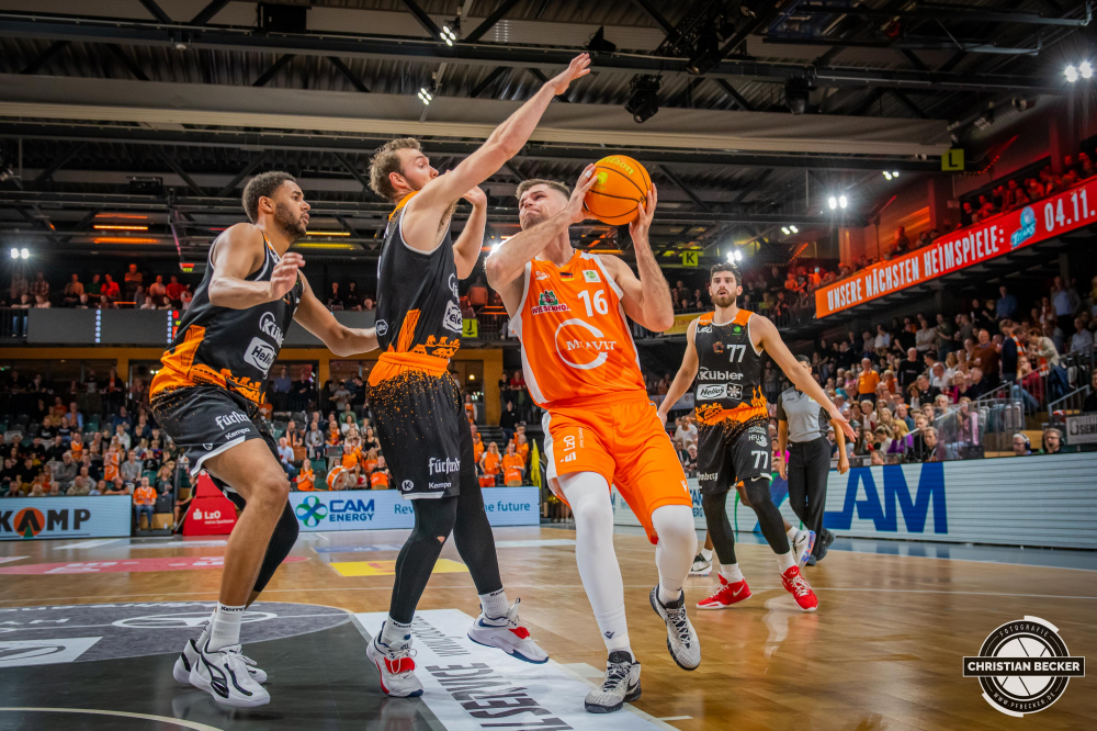 2. Basketball Bundesliga, Hauptrunde, 4. Spieltag, 22.10.22, RASTA Vechta - Wiha Panthers Schwenningen
#16, Julius Wolf (GER), Forward bei RASTA Vechta in Aktion w&auml;hrend der Partie zwischen RASTA Vechta und Wiha Panthers Schwenningen
Schlüsselwörter: 2. Bundesliga;22.10.22;4. Spieltag;Barmer;Basketball;Hauptrunde;Liga;Panthers;RASTA;RASTA Dome;Saison 2022/2023;Schwenningen;Vechta;Wiha