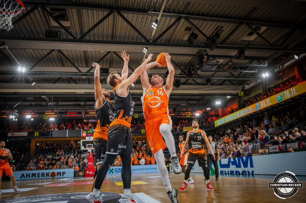 2. Basketball Bundesliga, Hauptrunde, 4. Spieltag, 22.10.22, RASTA Vechta - Wiha Panthers Schwenningen
#16, Julius Wolf (GER), Forward bei RASTA Vechta beim Korbleger w&auml;hrend der Partie zwischen RASTA Vechta und Wiha Panthers Schwenningen
Schlüsselwörter: 2. Bundesliga;22.10.22;4. Spieltag;Barmer;Basketball;Hauptrunde;Liga;Panthers;RASTA;RASTA Dome;Saison 2022/2023;Schwenningen;Vechta;Wiha