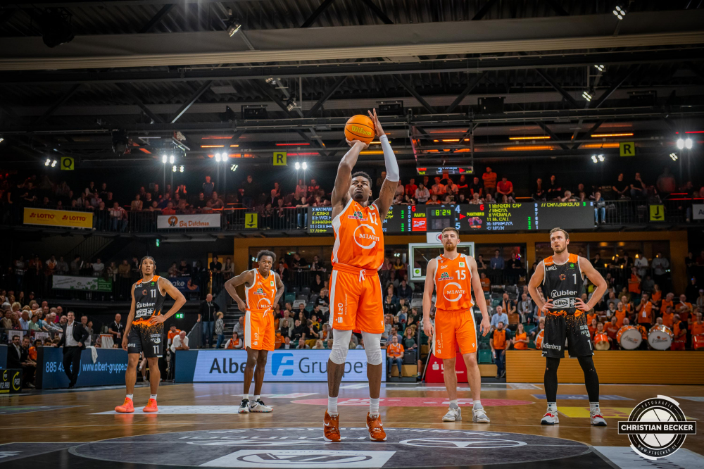 2. Basketball Bundesliga, Hauptrunde, 4. Spieltag, 22.10.22, RASTA Vechta - Wiha Panthers Schwenningen
#12, Tajuan Agee (USA), Forward bei RASTA Vechta w&auml;hrend der Partie zwischen RASTA Vechta und Wiha Panthers Schwenningen
Schlüsselwörter: 2. Bundesliga;22.10.22;4. Spieltag;Barmer;Basketball;Hauptrunde;Liga;Panthers;RASTA;RASTA Dome;Saison 2022/2023;Schwenningen;Vechta;Wiha