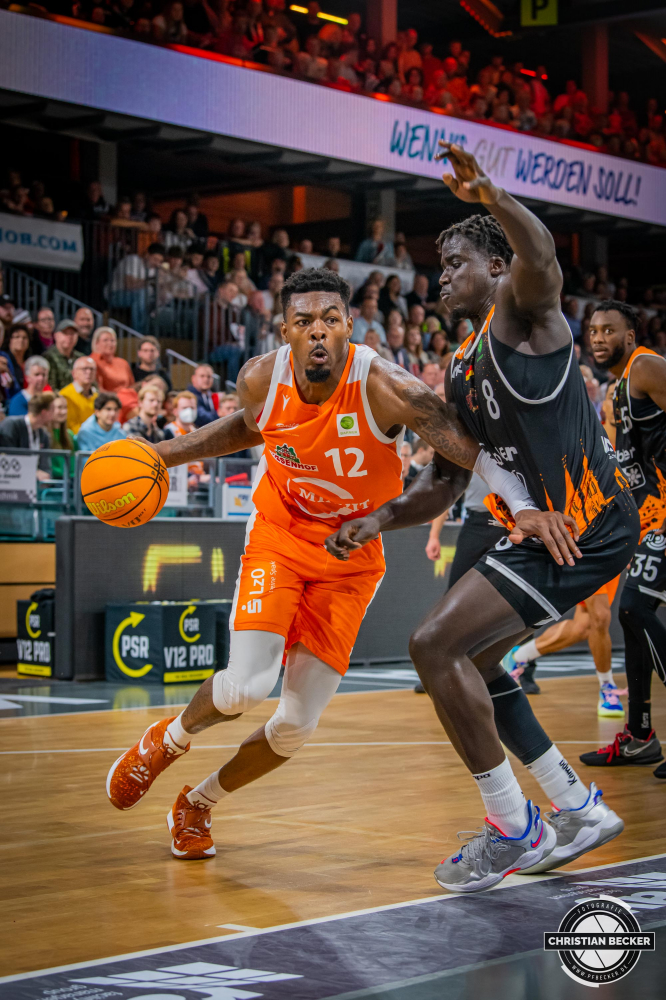 2. Basketball Bundesliga, Hauptrunde, 4. Spieltag, 22.10.22, RASTA Vechta - Wiha Panthers Schwenningen
#12, Tajuan Agee (USA), Forward bei RASTA Vechta in Aktion w&auml;hrend der Partie zwischen RASTA Vechta und Wiha Panthers Schwenningen
Schlüsselwörter: 2. Bundesliga;22.10.22;4. Spieltag;Barmer;Basketball;Hauptrunde;Liga;Panthers;RASTA;RASTA Dome;Saison 2022/2023;Schwenningen;Vechta;Wiha