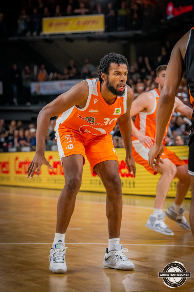 2. Basketball Bundesliga, Hauptrunde, 4. Spieltag, 22.10.22, RASTA Vechta - Wiha Panthers Schwenningen
#30, Chip Flanigan (USA), Forward bei RASTA Vechta w&auml;hrend der Partie zwischen RASTA Vechta und Wiha Panthers Schwenningen
Schlüsselwörter: 2. Bundesliga;22.10.22;4. Spieltag;Barmer;Basketball;Hauptrunde;Liga;Panthers;RASTA;RASTA Dome;Saison 2022/2023;Schwenningen;Vechta;Wiha
