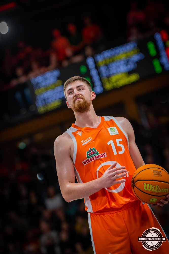 2. Basketball Bundesliga, Hauptrunde, 4. Spieltag, 22.10.22, RASTA Vechta - Wiha Panthers Schwenningen
#15, Ryan Schwieger (USA), Forward bei RASTA Vechta w&auml;hrend der Partie zwischen RASTA Vechta und Wiha Panthers Schwenningen
Schlüsselwörter: 2. Bundesliga;22.10.22;4. Spieltag;Barmer;Basketball;Hauptrunde;Liga;Panthers;RASTA;RASTA Dome;Saison 2022/2023;Schwenningen;Vechta;Wiha