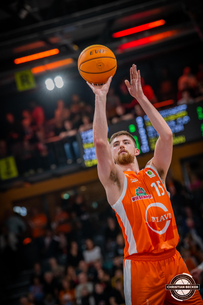 2. Basketball Bundesliga, Hauptrunde, 4. Spieltag, 22.10.22, RASTA Vechta - Wiha Panthers Schwenningen
#15, Ryan Schwieger (USA), Forward bei RASTA Vechta beim Jumpshot w&auml;hrend der Partie zwischen RASTA Vechta und Wiha Panthers Schwenningen
Schlüsselwörter: 2. Bundesliga;22.10.22;4. Spieltag;Barmer;Basketball;Hauptrunde;Liga;Panthers;RASTA;RASTA Dome;Saison 2022/2023;Schwenningen;Vechta;Wiha