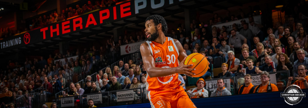 2. Basketball Bundesliga, Hauptrunde, 4. Spieltag, 22.10.22, RASTA Vechta - Wiha Panthers Schwenningen
#30, Chip Flanigan (USA), Forward bei RASTA Vechta in Aktion w&auml;hrend der Partie zwischen RASTA Vechta und Wiha Panthers Schwenningen
Schlüsselwörter: 2. Bundesliga;22.10.22;4. Spieltag;Barmer;Basketball;Hauptrunde;Liga;Panthers;RASTA;RASTA Dome;Saison 2022/2023;Schwenningen;Vechta;Wiha