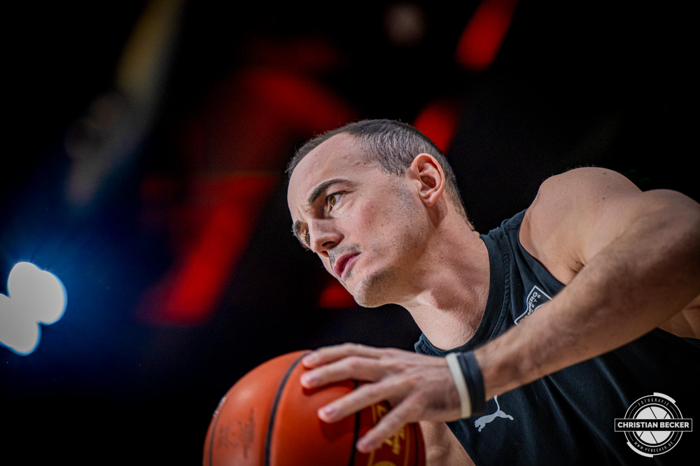 1. Basketball Bundesliga, easyCredit BBL, Saison 2024/2025, Herren, Hauptrunde, 8. Spieltag, 08.11.2024, RASTA Vechta -  Bamberg Baskets
Karsten Tadda (#9 - Bamberg Baskets) vor der Partie
Schlüsselwörter: 08.11.2024;1. Bundesliga;8. Spieltag;BBL;Bamberg;Basketball;Baskets;Hauptrunde;Liga;RASTA;RASTA Dome;Saison 2024/2025;Vechta;easycredit