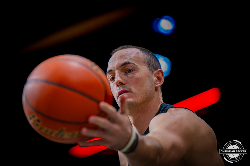 1. Basketball Bundesliga, easyCredit BBL, Saison 2024/2025, Herren, Hauptrunde, 8. Spieltag, 08.11.2024, RASTA Vechta -  Bamberg Baskets
Karsten Tadda (#9 - Bamberg Baskets) vor der Partie
Schlüsselwörter: 08.11.2024;1. Bundesliga;8. Spieltag;BBL;Bamberg;Basketball;Baskets;Hauptrunde;Liga;RASTA;RASTA Dome;Saison 2024/2025;Vechta;easycredit