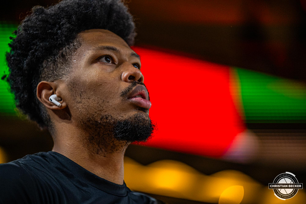 1. Basketball Bundesliga, easyCredit BBL, Saison 2024/2025, Herren, Hauptrunde, 8. Spieltag, 08.11.2024, RASTA Vechta -  Bamberg Baskets
Jayden Gardner (#1 - RASTA Vechta) vor der Partie
Schlüsselwörter: 08.11.2024;1. Bundesliga;8. Spieltag;BBL;Bamberg;Basketball;Baskets;Hauptrunde;Liga;RASTA;RASTA Dome;Saison 2024/2025;Vechta;easycredit