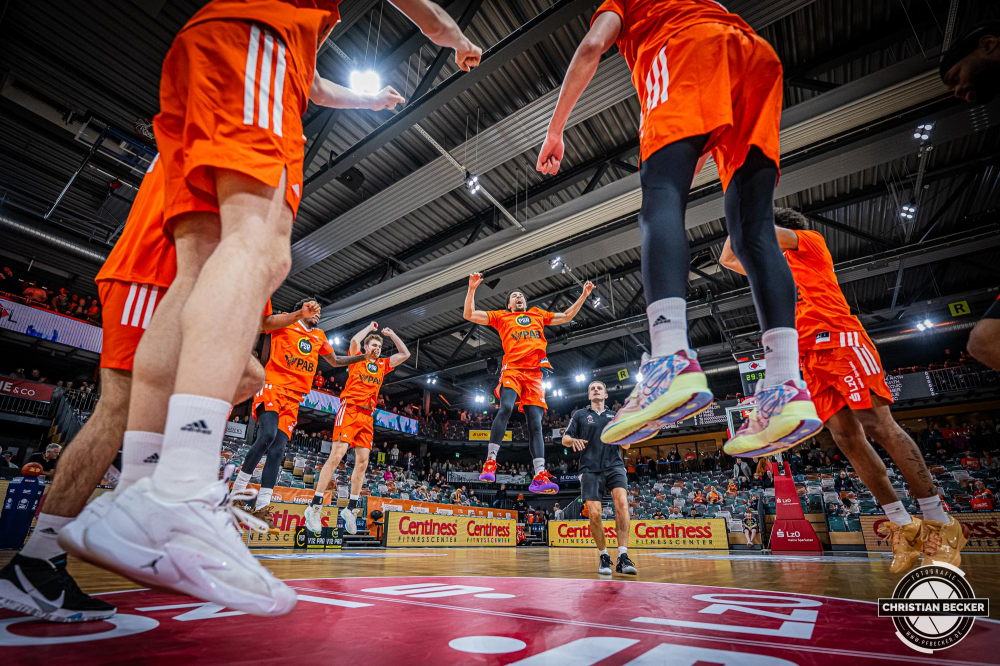 1. Basketball Bundesliga, easyCredit BBL, Saison 2024/2025, Herren, Hauptrunde, 8. Spieltag, 08.11.2024, RASTA Vechta -  Bamberg Baskets
Das Team von RASTA Vechta vor der Partie
Schlüsselwörter: 08.11.2024;1. Bundesliga;8. Spieltag;BBL;Bamberg;Basketball;Baskets;Hauptrunde;Liga;RASTA;RASTA Dome;Saison 2024/2025;Vechta;easycredit
