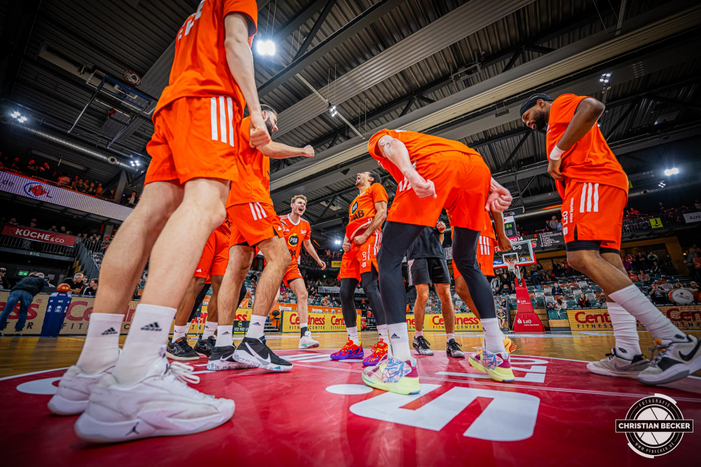 1. Basketball Bundesliga, easyCredit BBL, Saison 2024/2025, Herren, Hauptrunde, 8. Spieltag, 08.11.2024, RASTA Vechta -  Bamberg Baskets
Das Team von RASTA Vechta vor der Partie
Schlüsselwörter: 08.11.2024;1. Bundesliga;8. Spieltag;BBL;Bamberg;Basketball;Baskets;Hauptrunde;Liga;RASTA;RASTA Dome;Saison 2024/2025;Vechta;easycredit