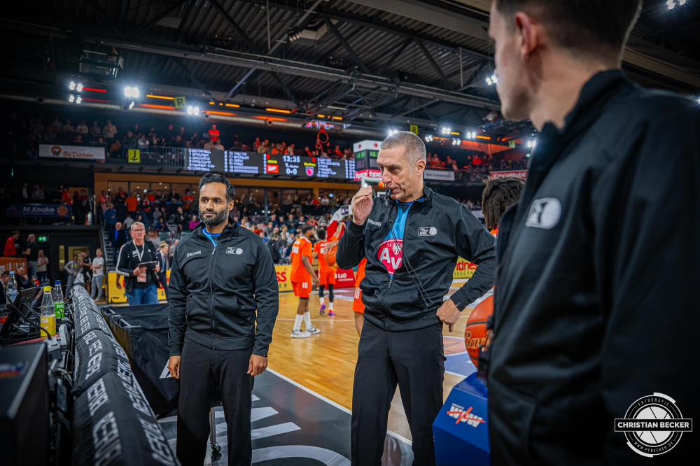 1. Basketball Bundesliga, easyCredit BBL, Saison 2024/2025, Herren, Hauptrunde, 8. Spieltag, 08.11.2024, RASTA Vechta -  Bamberg Baskets
Die Schiedsrichter vor der Partie
Schlüsselwörter: 08.11.2024;1. Bundesliga;8. Spieltag;BBL;Bamberg;Basketball;Baskets;Hauptrunde;Liga;RASTA;RASTA Dome;Saison 2024/2025;Vechta;easycredit