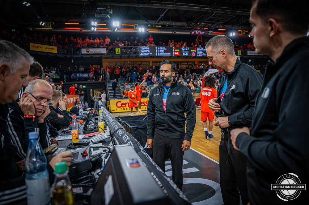 1. Basketball Bundesliga, easyCredit BBL, Saison 2024/2025, Herren, Hauptrunde, 8. Spieltag, 08.11.2024, RASTA Vechta -  Bamberg Baskets
Die Schiedsrichter vor der Partie
Schlüsselwörter: 08.11.2024;1. Bundesliga;8. Spieltag;BBL;Bamberg;Basketball;Baskets;Hauptrunde;Liga;RASTA;RASTA Dome;Saison 2024/2025;Vechta;easycredit