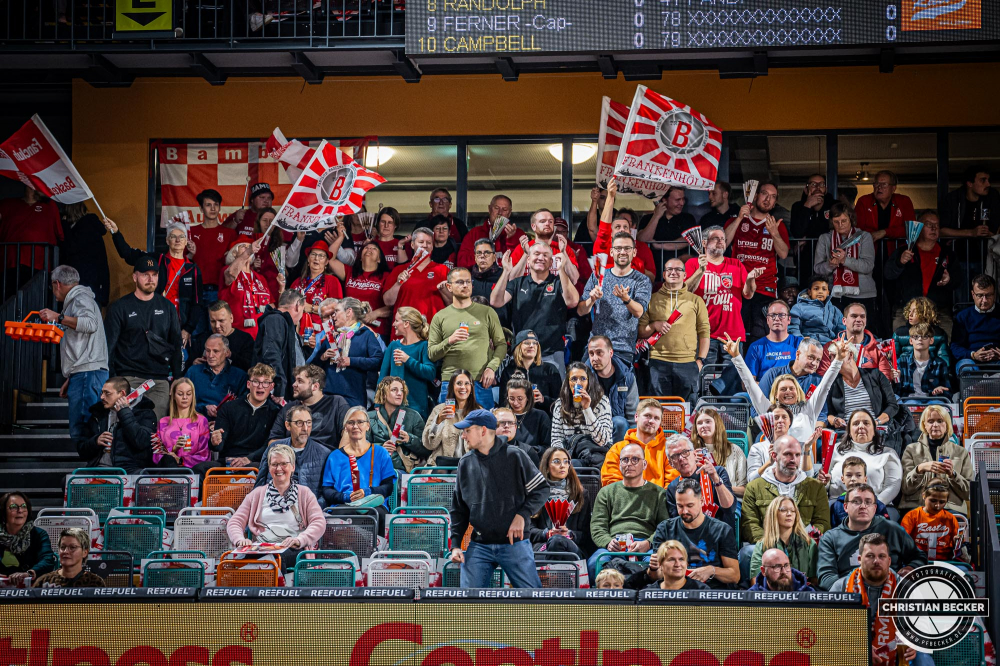 1. Basketball Bundesliga, easyCredit BBL, Saison 2024/2025, Herren, Hauptrunde, 8. Spieltag, 08.11.2024, RASTA Vechta -  Bamberg Baskets
Die Fans der Bamberg Baskets vor der Partie
Schlüsselwörter: 08.11.2024;1. Bundesliga;8. Spieltag;BBL;Bamberg;Basketball;Baskets;Hauptrunde;Liga;RASTA;RASTA Dome;Saison 2024/2025;Vechta;easycredit
