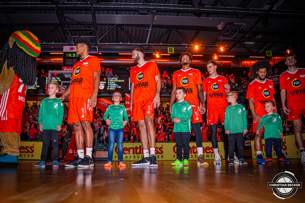 1. Basketball Bundesliga, easyCredit BBL, Saison 2024/2025, Herren, Hauptrunde, 8. Spieltag, 08.11.2024, RASTA Vechta -  Bamberg Baskets
Die Einlaufkinder vor dem Spiel
Schlüsselwörter: 08.11.2024;1. Bundesliga;8. Spieltag;BBL;Bamberg;Basketball;Baskets;Hauptrunde;Liga;RASTA;RASTA Dome;Saison 2024/2025;Vechta;easycredit