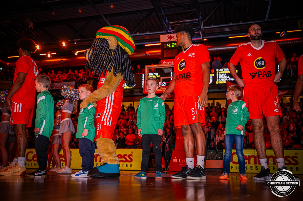 1. Basketball Bundesliga, easyCredit BBL, Saison 2024/2025, Herren, Hauptrunde, 8. Spieltag, 08.11.2024, RASTA Vechta -  Bamberg Baskets
Die Einlaufkinder vor dem Spiel
Schlüsselwörter: 08.11.2024;1. Bundesliga;8. Spieltag;BBL;Bamberg;Basketball;Baskets;Hauptrunde;Liga;RASTA;RASTA Dome;Saison 2024/2025;Vechta;easycredit