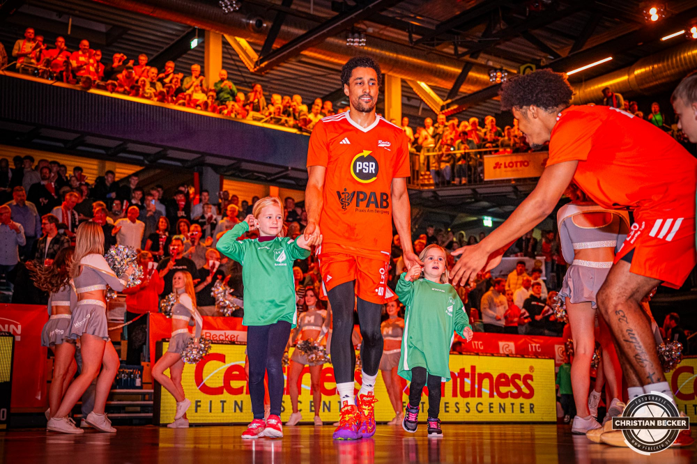 1. Basketball Bundesliga, easyCredit BBL, Saison 2024/2025, Herren, Hauptrunde, 8. Spieltag, 08.11.2024, RASTA Vechta -  Bamberg Baskets
Die Einlaufkinder und Joel Aminu (#21 - RASTA Vechta) vor der Partie
Schlüsselwörter: 08.11.2024;1. Bundesliga;8. Spieltag;BBL;Bamberg;Basketball;Baskets;Hauptrunde;Liga;RASTA;RASTA Dome;Saison 2024/2025;Vechta;easycredit