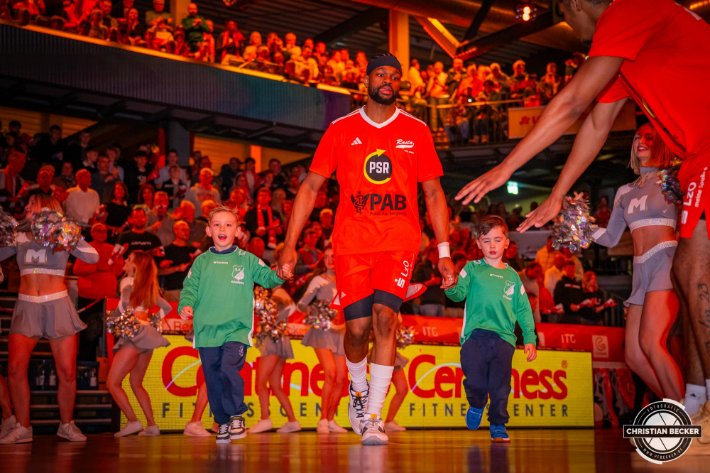 1. Basketball Bundesliga, easyCredit BBL, Saison 2024/2025, Herren, Hauptrunde, 8. Spieltag, 08.11.2024, RASTA Vechta -  Bamberg Baskets
Die Einlaufkinder und Lloyd Pandi (#41 - RASTA Vechta) vor der Partie
Schlüsselwörter: 08.11.2024;1. Bundesliga;8. Spieltag;BBL;Bamberg;Basketball;Baskets;Hauptrunde;Liga;RASTA;RASTA Dome;Saison 2024/2025;Vechta;easycredit