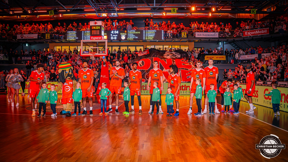 1. Basketball Bundesliga, easyCredit BBL, Saison 2024/2025, Herren, Hauptrunde, 8. Spieltag, 08.11.2024, RASTA Vechta -  Bamberg Baskets
Das Team von RASTA Vechta und die Einlaufkinder vor der Partie
Schlüsselwörter: 08.11.2024;1. Bundesliga;8. Spieltag;BBL;Bamberg;Basketball;Baskets;Hauptrunde;Liga;RASTA;RASTA Dome;Saison 2024/2025;Vechta;easycredit