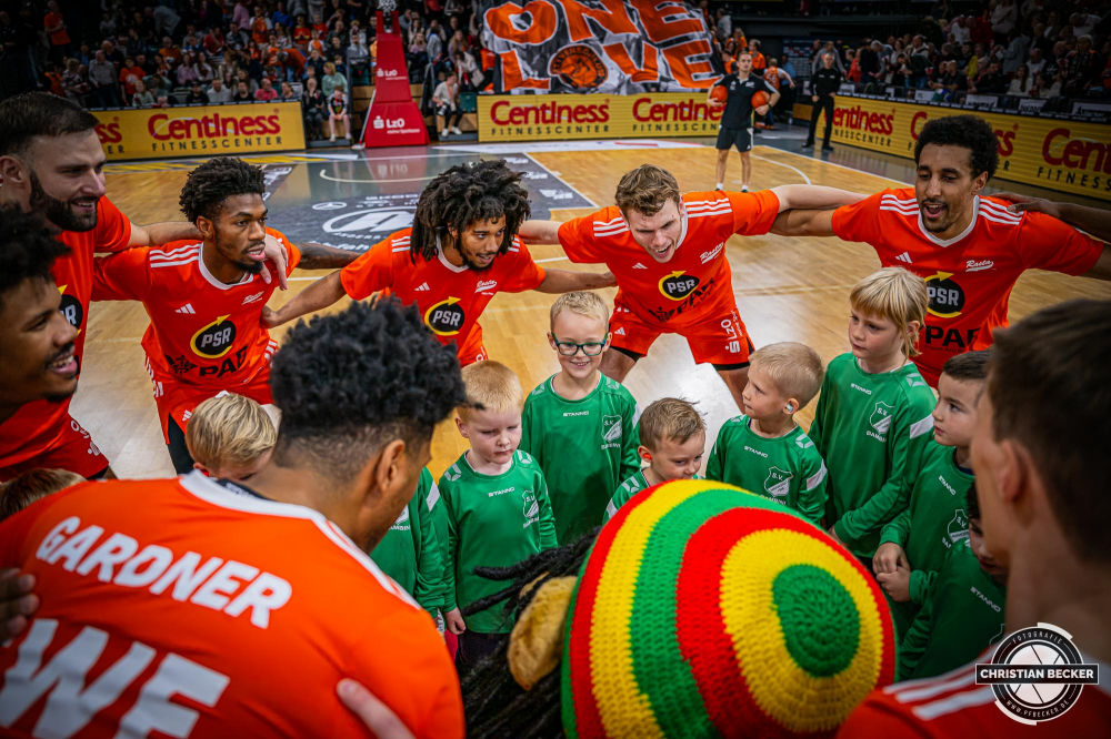 1. Basketball Bundesliga, easyCredit BBL, Saison 2024/2025, Herren, Hauptrunde, 8. Spieltag, 08.11.2024, RASTA Vechta -  Bamberg Baskets
Das Team von RASTA Vechta und die Einlaufkinder vor der Partie
Schlüsselwörter: 08.11.2024;1. Bundesliga;8. Spieltag;BBL;Bamberg;Basketball;Baskets;Hauptrunde;Liga;RASTA;RASTA Dome;Saison 2024/2025;Vechta;easycredit