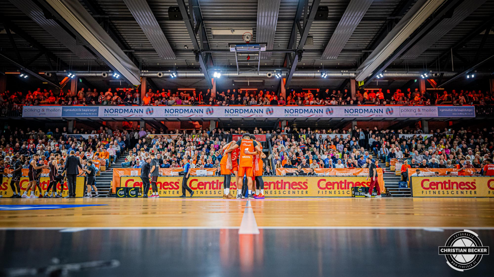 1. Basketball Bundesliga, easyCredit BBL, Saison 2024/2025, Herren, Hauptrunde, 8. Spieltag, 08.11.2024, RASTA Vechta -  Bamberg Baskets
Das Team von RASTA Vechta im RASTA Dome (Spielst&auml;tte - RASTA Vechta) vor der Partie
Schlüsselwörter: 08.11.2024;1. Bundesliga;8. Spieltag;BBL;Bamberg;Basketball;Baskets;Hauptrunde;Liga;RASTA;RASTA Dome;Saison 2024/2025;Vechta;easycredit