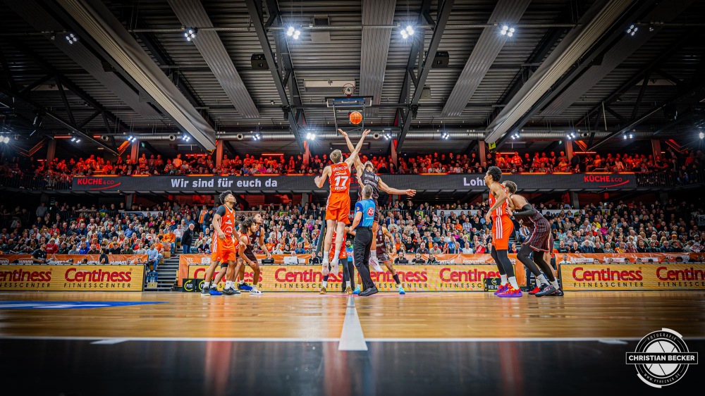 1. Basketball Bundesliga, easyCredit BBL, Saison 2024/2025, Herren, Hauptrunde, 8. Spieltag, 08.11.2024, RASTA Vechta -  Bamberg Baskets
Johann Gr&uuml;nloh (#17 - RASTA Vechta) gegen Filip Stanic (#65 - Bamberg Baskets) beim Sprungball
Schlüsselwörter: 08.11.2024;1. Bundesliga;8. Spieltag;BBL;Bamberg;Basketball;Baskets;Hauptrunde;Liga;RASTA;RASTA Dome;Saison 2024/2025;Vechta;easycredit